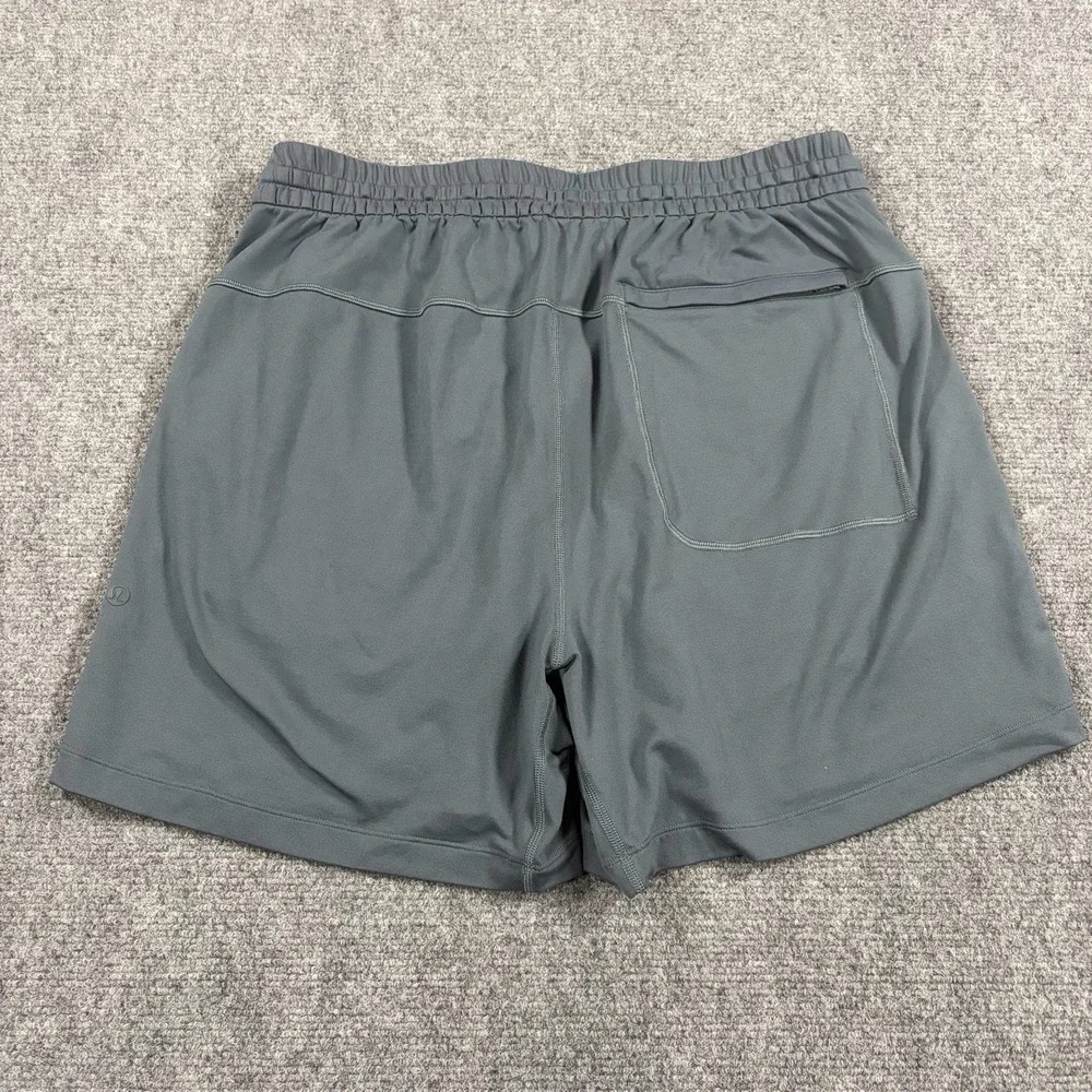 Lululemon Shorts Mens Large Gray Drawstring Active Pockets 5.5